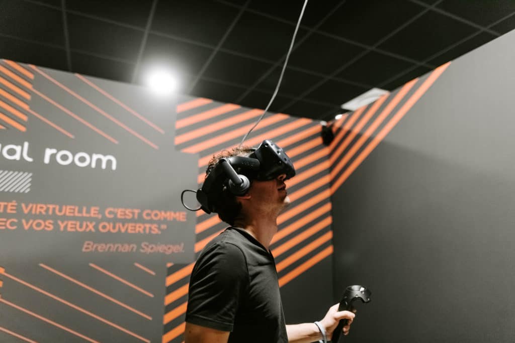 joueur de réalité virtuelle chez virtual room